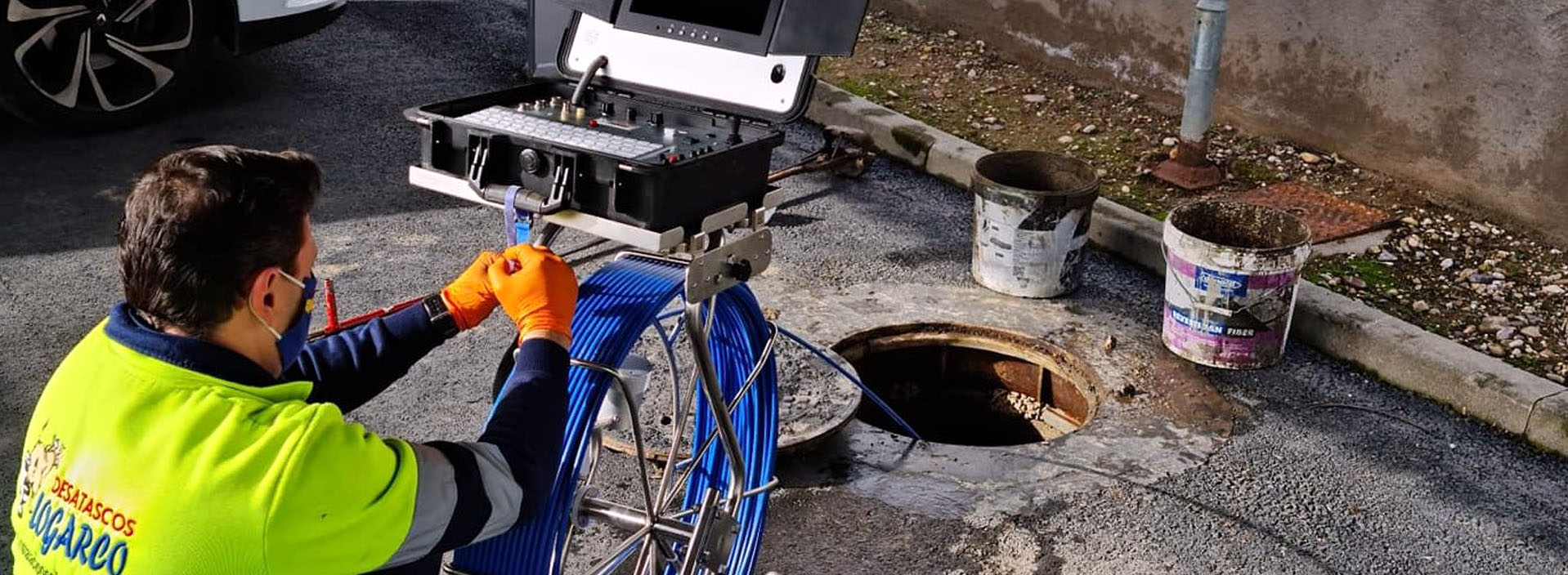 Técnico de Desatascos Logarco realizando inspección con cámara TV en arqueta