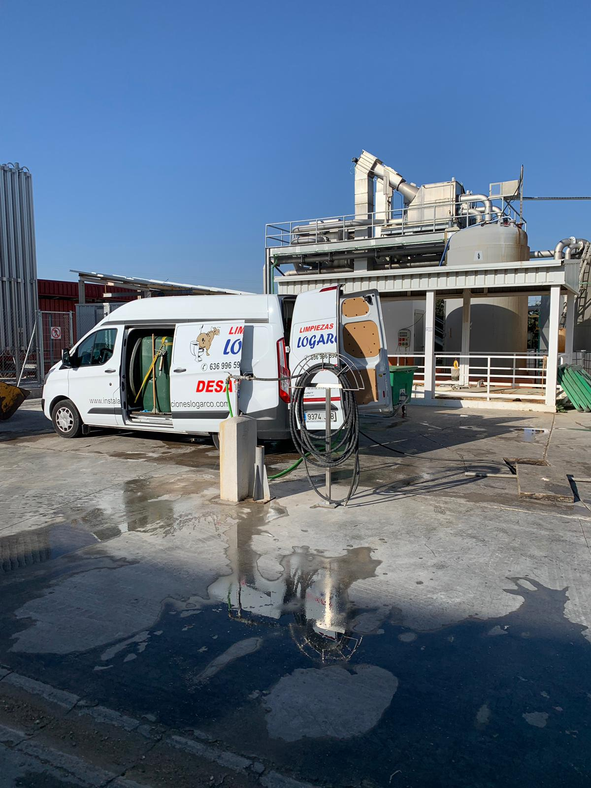 Vehículo mixto de Limpiezas Logarco en planta industrial